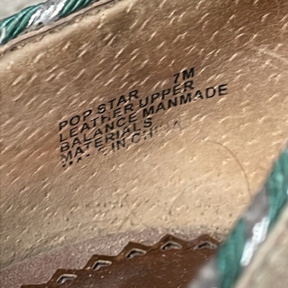 Poetic License Distressed Leather Floret Pom Pom Pumps Retro Heels Taupe Sz 7 - Picture 13 of 14